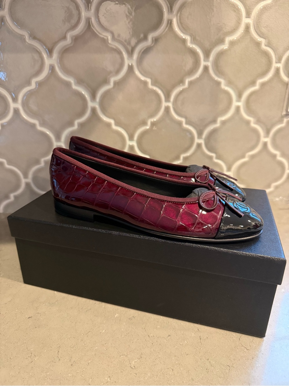 BNWT Chanel 26A Croc Embossed Patent DK Burgundy/Black Ballet Flat Size 36